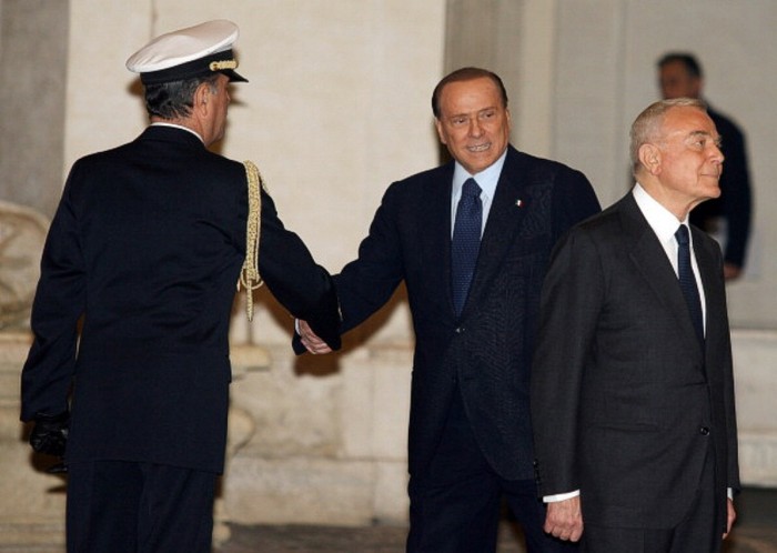 Sau nhiều vụ rắc rối pháp lý nhưng vẫn thoát tội vì lý do thời gian hay thiếu bằng chứng, giờ là lần đầu tiên Berlusconi vướng vòng lao lý với bản án là 4 năm tù. Tuy nhiên nhờ một lỗ hổng của luật pháp Italia, trong đó có luật Ân Xá năm 2006 nhằm giảm thiểu sự quá tải ở các nhà tù, ngày cựu thủ tướng nước Ý sẽ chỉ phải ngồi nhà đá 12 tháng.
